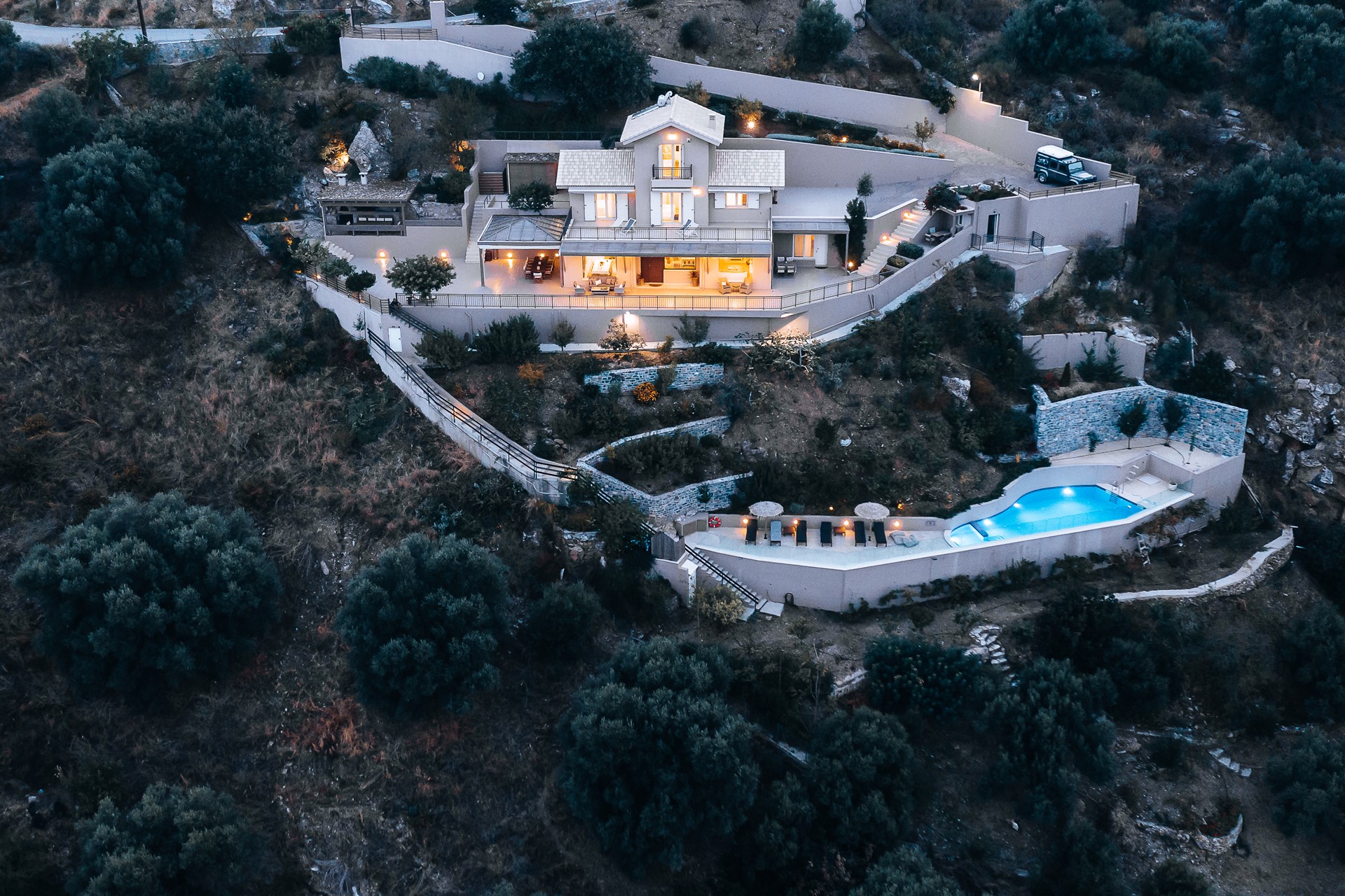 Villa Omikron in der Abenddämmerung, Luftaufnahme