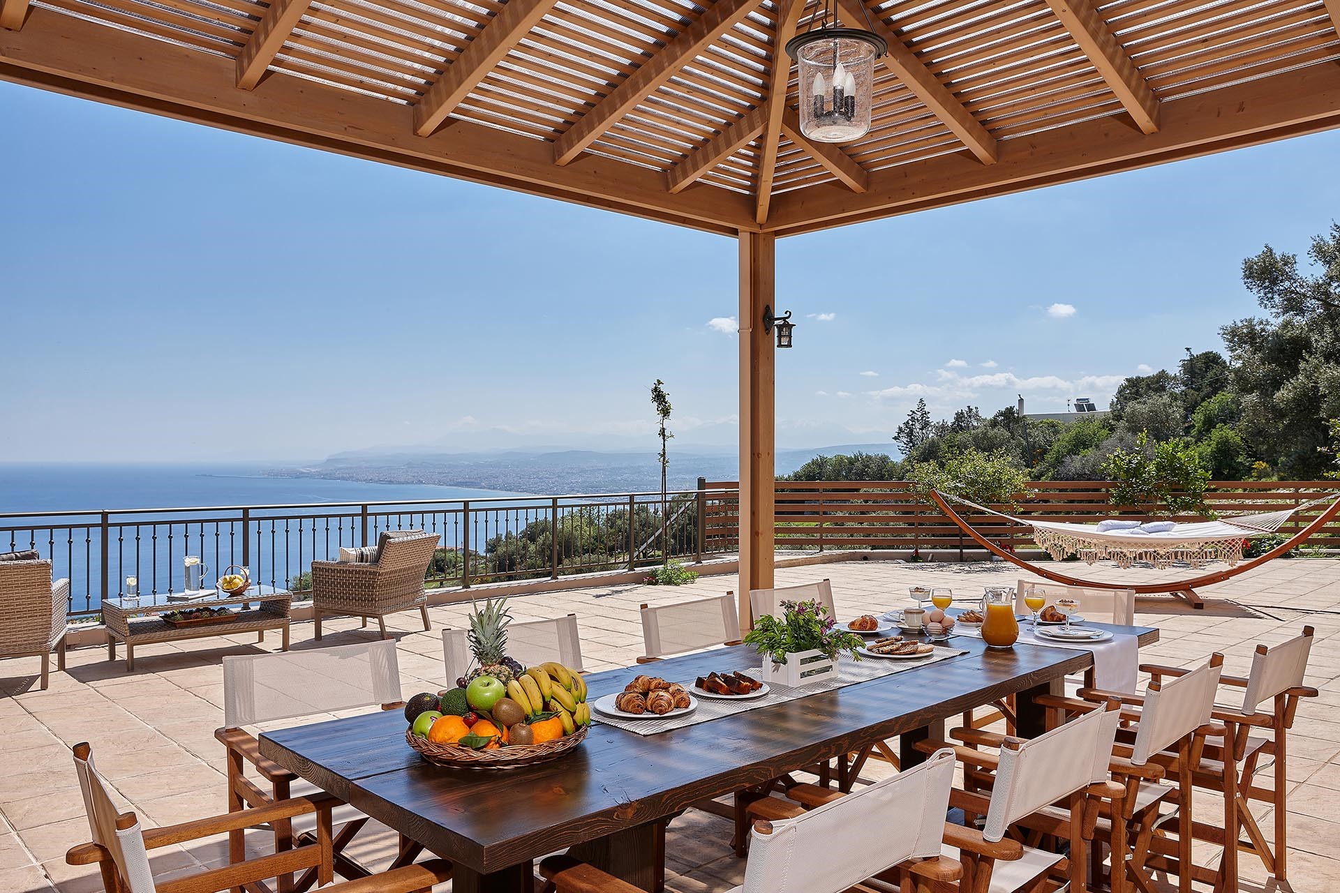 Frühstück auf der Terrasse mit Blick auf Heraklion