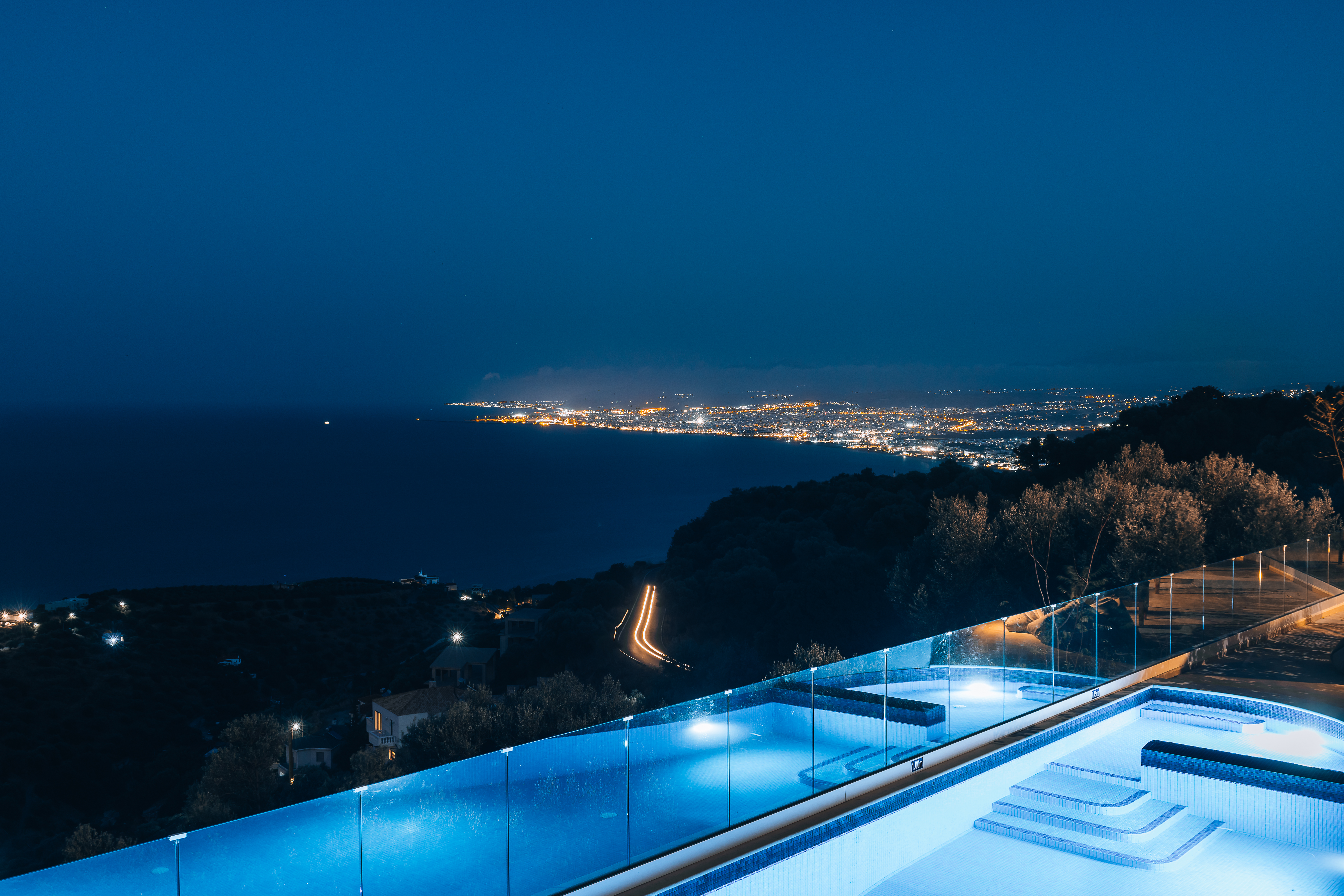 Pool bei Nacht mit den Lichtern von Heraklion